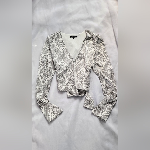 En Saison Tops - NWOT! En Saison Women's Scarf Print Wrap Blouse Size Small